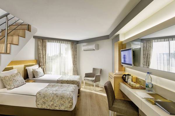 Doppelzimmer mit Doppelbett und Schlafsofa im Glamour Resort & Spa.