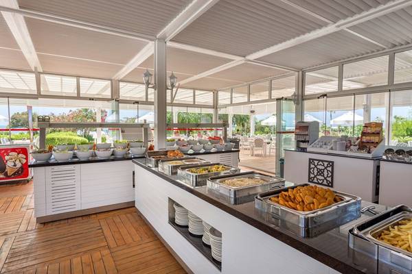 Buffettisch im Glamour Resort & Spa mit verschiedenen Speisen in Silberschalen.