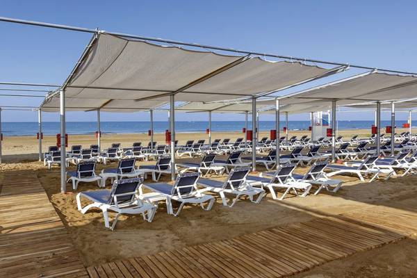 Strand des Glamour Resort & Spa mit vielen Sonnenliegen und Sonnenschirmen