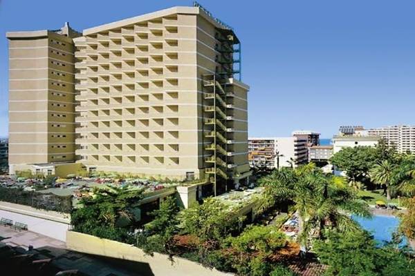 Außenansicht des Be Live Adults Only Tenerife Hotels mit Swimmingpool und umgebenden Bäumen