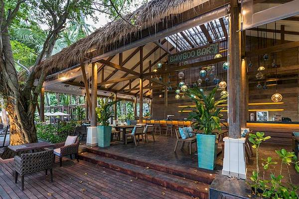 Bambus Bar des Cape Panwa Hotels mit terrasse und pflanzen.