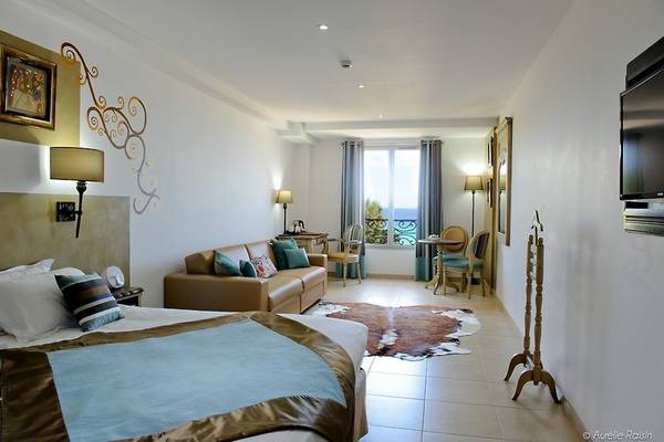 Suite im Boutique Hotel Liberata mit Blick auf das Meer und moderner Einrichtung.