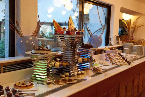 Eine Auswahl an Kuchen und Desserts auf dem Buffet im Elounda Bay Palace Hotel.