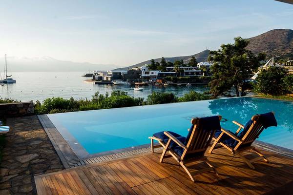 Außenpool mit Blick auf das Meer und die Berge am Elounda Bay Palace