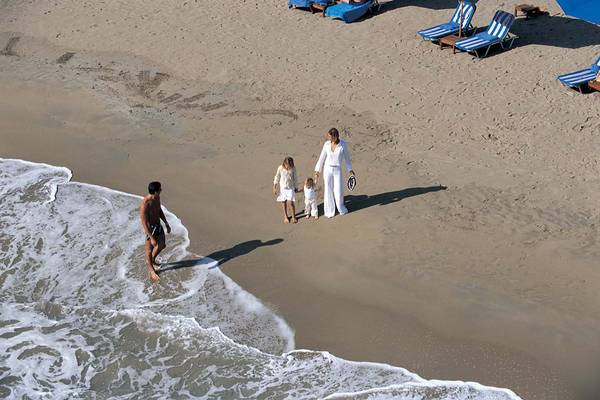 Familie am Strand vor dem Elounda Bay Palace Hotel
