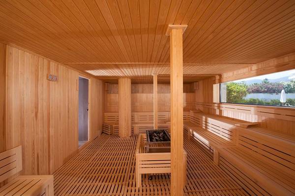 Innenansicht der Sauna im Elounda Bay Palace Hotel mit Holzwänden und Bänken.
