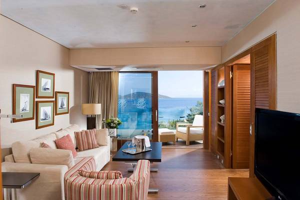 Wohnzimmer im Elounda Bay Palace Hotel mit Blick auf das Meer.