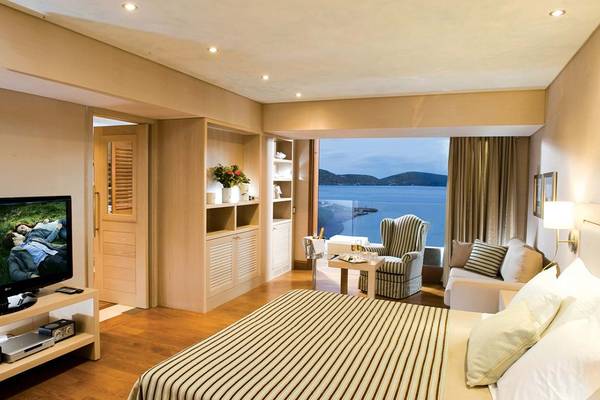 Suite-Zimmer im Elounda Bay Palace mit Meerblick von der Terrasse.