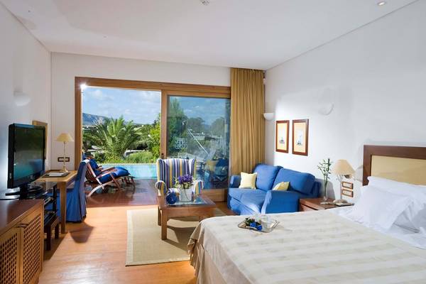 Innenansicht der Suite im Elounda Bay Palace Hotel mit Blick auf den Pool.