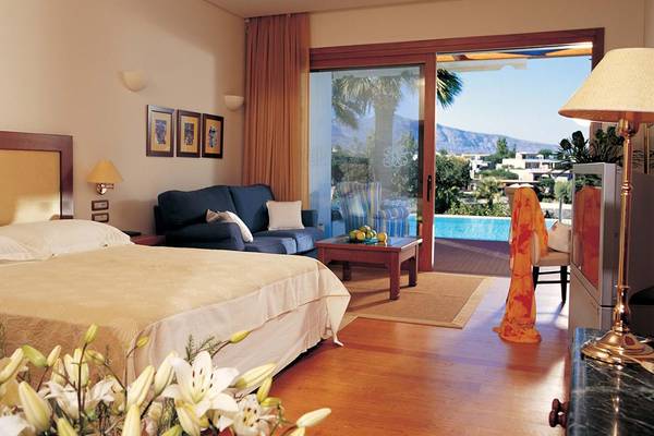 Hotelzimmer von Elounda Bay Palace mit Blick auf den Pool und Berge