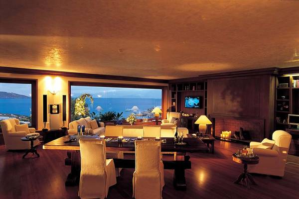 Wohnzimmer im Elounda Bay Palace Hotel mit Blick auf das Meer.