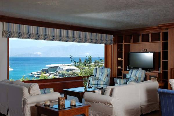 Wohnzimmer im Elounda Bay Palace mit Blick auf das Meer und die Berge.