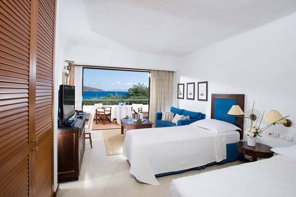 Doppelzimmer im Elounda Bay Palace mit Blick auf das Meer und Balkon.