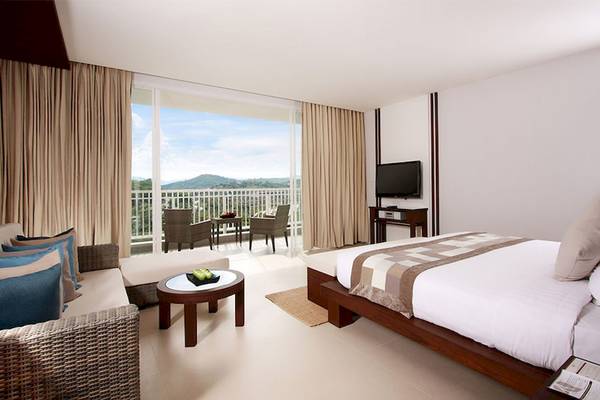 Cape Panwa Hotel Zimmer mit Balkon und Meerblick.