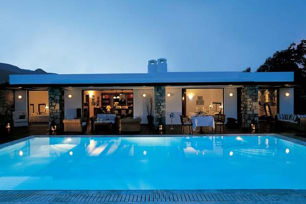 Elounda Bay Palace Villa Pool bei Nacht mit Beleuchtung und Möbeln auf der Terrasse