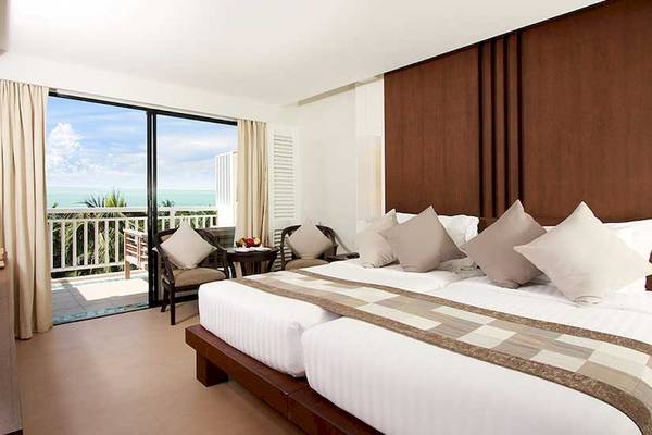 Zimmer im Cape Panwa Hotel mit Blick auf das Meer von der Terrasse aus.