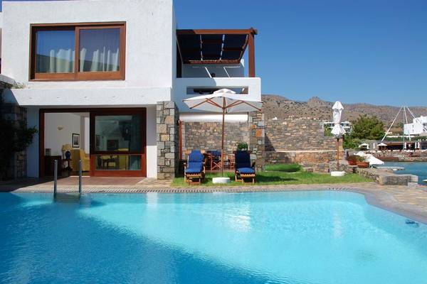 Pool und Außenbereich des Elounda Bay Palace Hotels