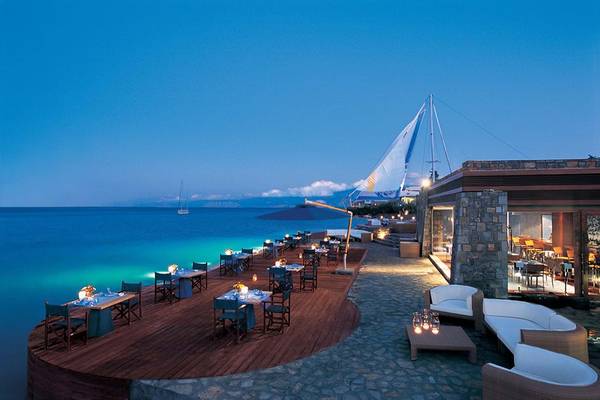 Abendessen am Strand des Elounda Bay Palace Hotels mit Blick auf das Meer.