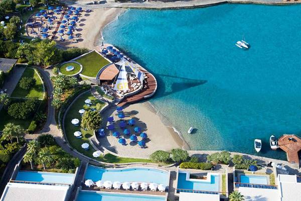 Elounda Bay Palace in Kreta, Aussenansicht des Hotels, Strand