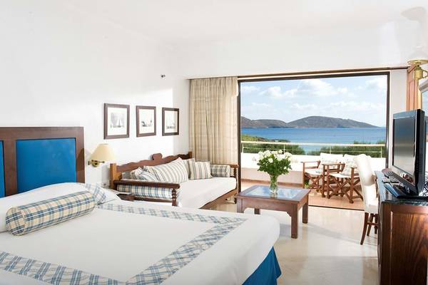 Zimmer im Elounda Bay Palace Hotel mit Blick auf das Meer.