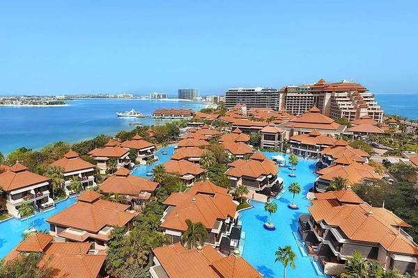Luftaufnahme des Anantara The Palm Dubai Resorts mit Swimmingpool, Gebäuden und Meer im Hintergrund.