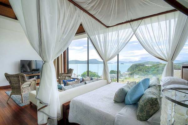 Schlafzimmer im Cape Panwa Hotel mit Blick auf das Meer und die Berge