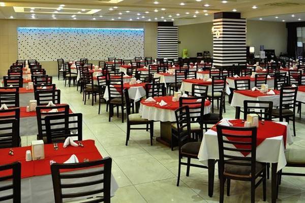 Restaurant im Primasol Hane Family Resort mit vielen gedeckten Tischen und Stühlen.