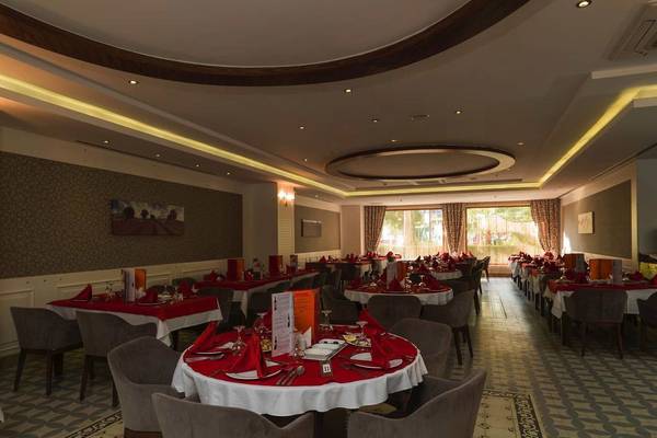 Restaurant des Primasol Hane Family Resort mit gedeckten Tischen und Stühlen.