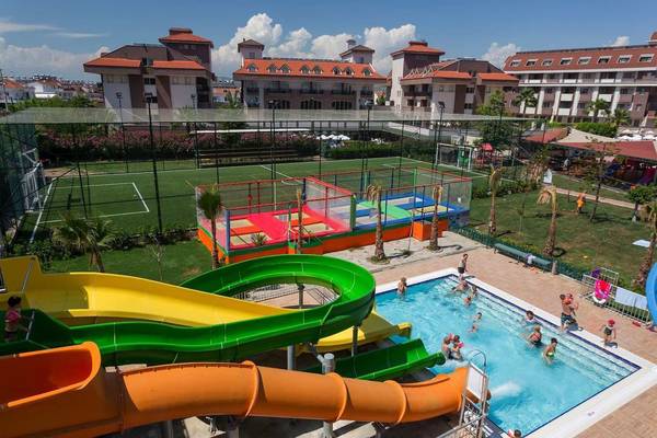 Familienresort mit Wasserrutschen und Pools im Freien
