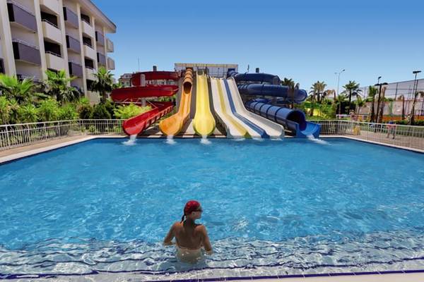 Wasserrutschen im Primasol Hane Family Resort