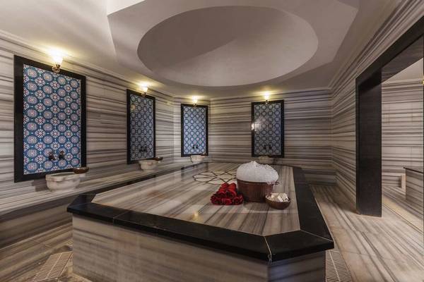Sauna im Primasol Hane Family Resort mit Marmorwänden und dekorativen Mustern.