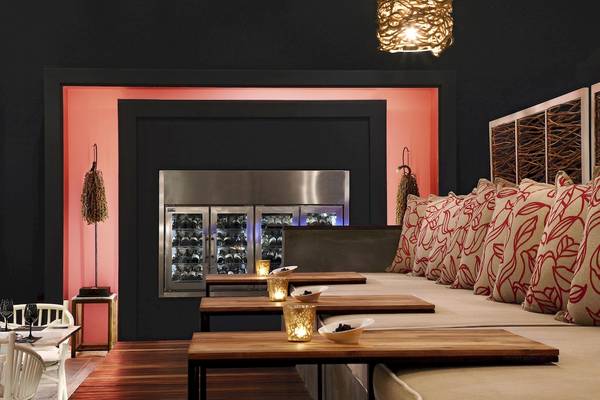 Innenbereich des Taj Coral Reef Resort & Spa mit Bar, Sofas und Tischen