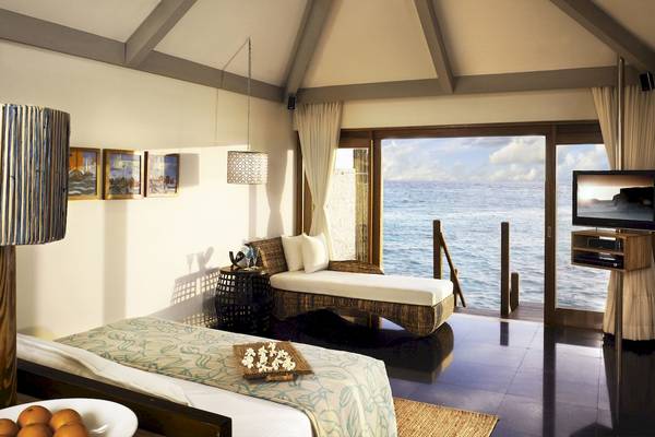 Zimmer im Taj Coral Reef Resort & Spa mit Meerblick und bequemen Möbeln.
