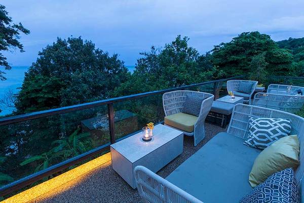 Terrasse des Cape Panwa Hotels mit Blick auf das Meer bei Nacht
