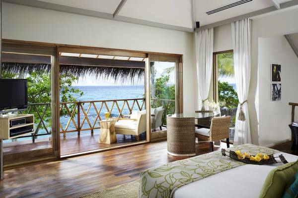 Schlafzimmer mit Balkon und Meerblick im Taj Coral Reef Resort & Spa