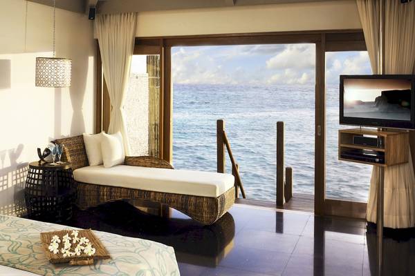 Hotelzimmer mit Meerblick und Fernseher am Fenster