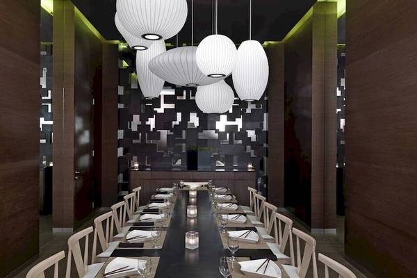 Restaurantbereich des Paradisus Playa del Carmen mit langem Tisch und weißen Stühlen