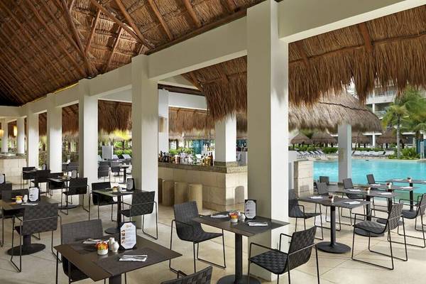 Innenansicht des Restaurants im Paradisus Playa del Carmen mit Blick auf den Pool.