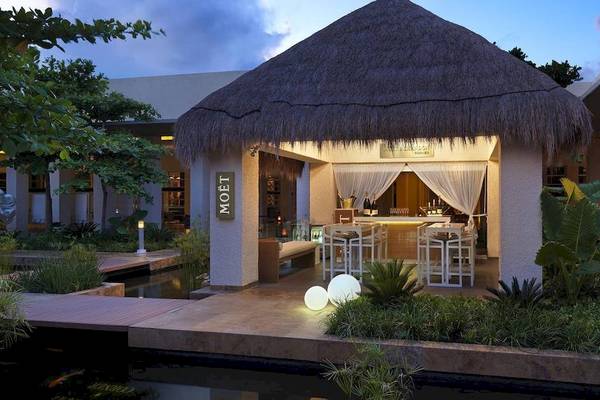 Außenbereich des Hotels Paradisus Playa del Carmen mit der Moet Bar im Vordergrund.