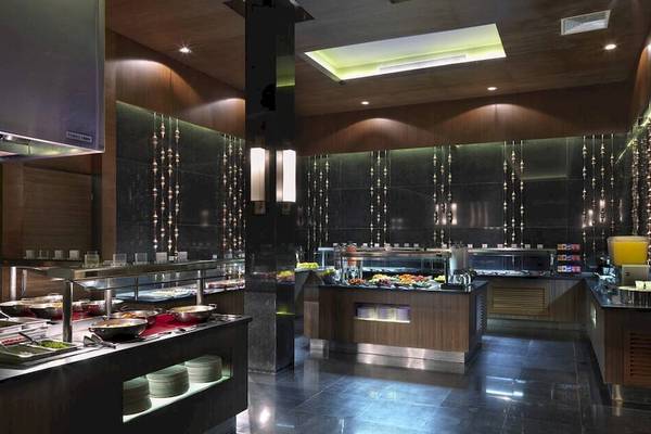 Innenbereich eines Restaurants im Paradisus Playa del Carmen Hotel mit Buffet und serviertheken.