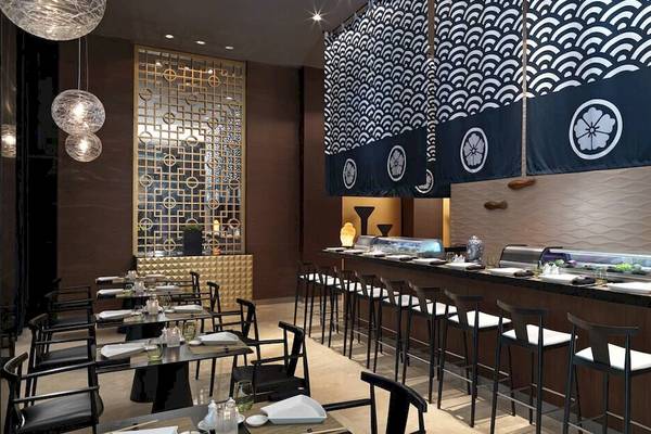 Innenansicht des Restaurants im Paradisus Playa del Carmen mit Tisch und Stühlen.