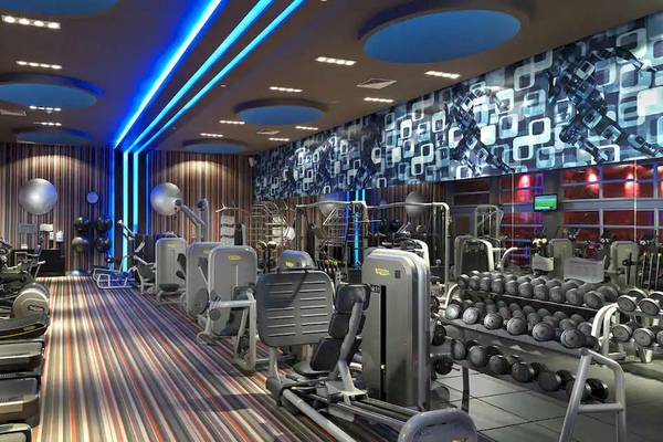 Fitnesscenter im Paradisus Playa del Carmen Hotel mit modernen Geräten und blauer Beleuchtung
