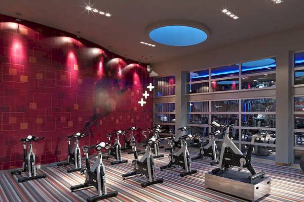 Fitness Center im Paradisus Playa del Carmen Hotel mit roten Wänden und vielen Trainingsgeräten