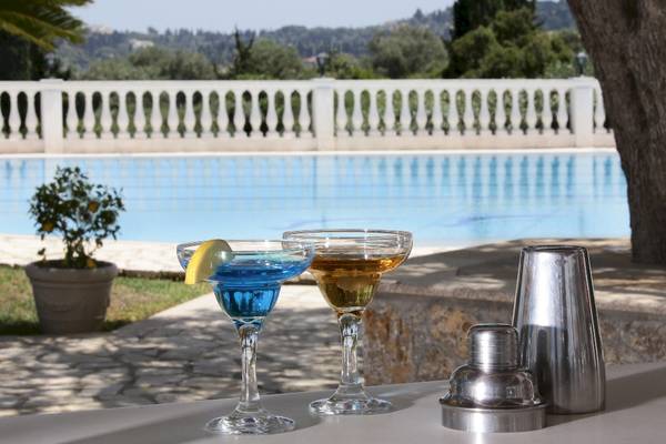 Cocktails am Pool beim Paradise Hotel Corfu mit einem Swimmingpool im Hintergrund.
