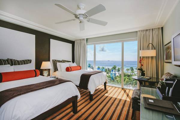 Zwei Betten im Hotelzimmer mit Meerblick im Palms Hotel & Spa