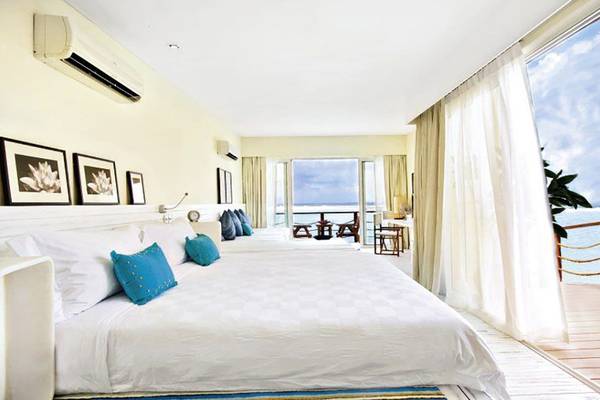 Doppelzimmer im Holiday Inn Resort Kandooma Maldives mit Blick auf das Meer und Balkon
