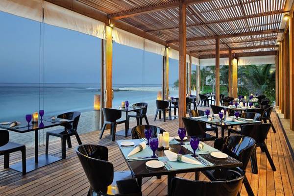 Terrassenrestaurant des Holiday Inn Resort Kandooma Maldives mit Blick auf den Ozean