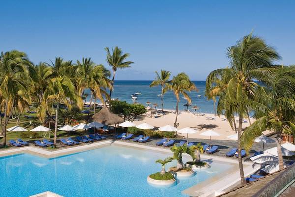 Außenpool mit Sonnenliegen und Sonnenschirmen im Sofitel Mauritius L'Imperial Resort & Spa