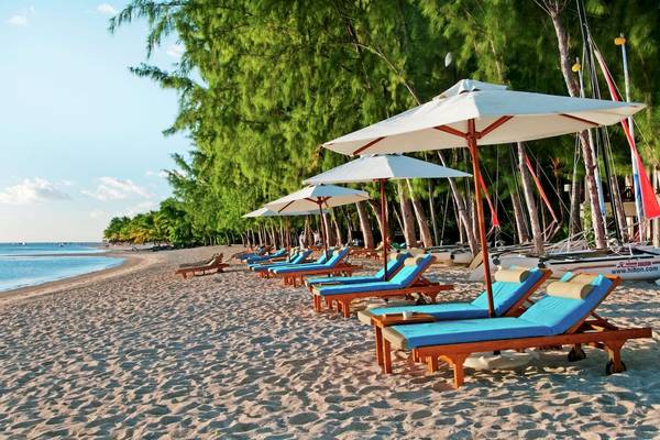 Strand mit Liegestühlen und Sonnenschirmen im Sofitel Mauritius L'Imperial Resort