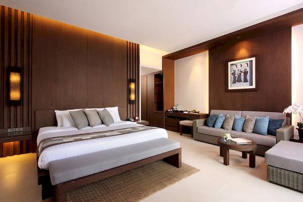 Schlafzimmer im Cape Panwa Hotel mit großem Bett, Sofa und Nachttisch
